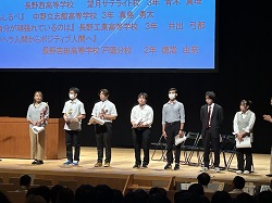 閉会式で紹介を受ける